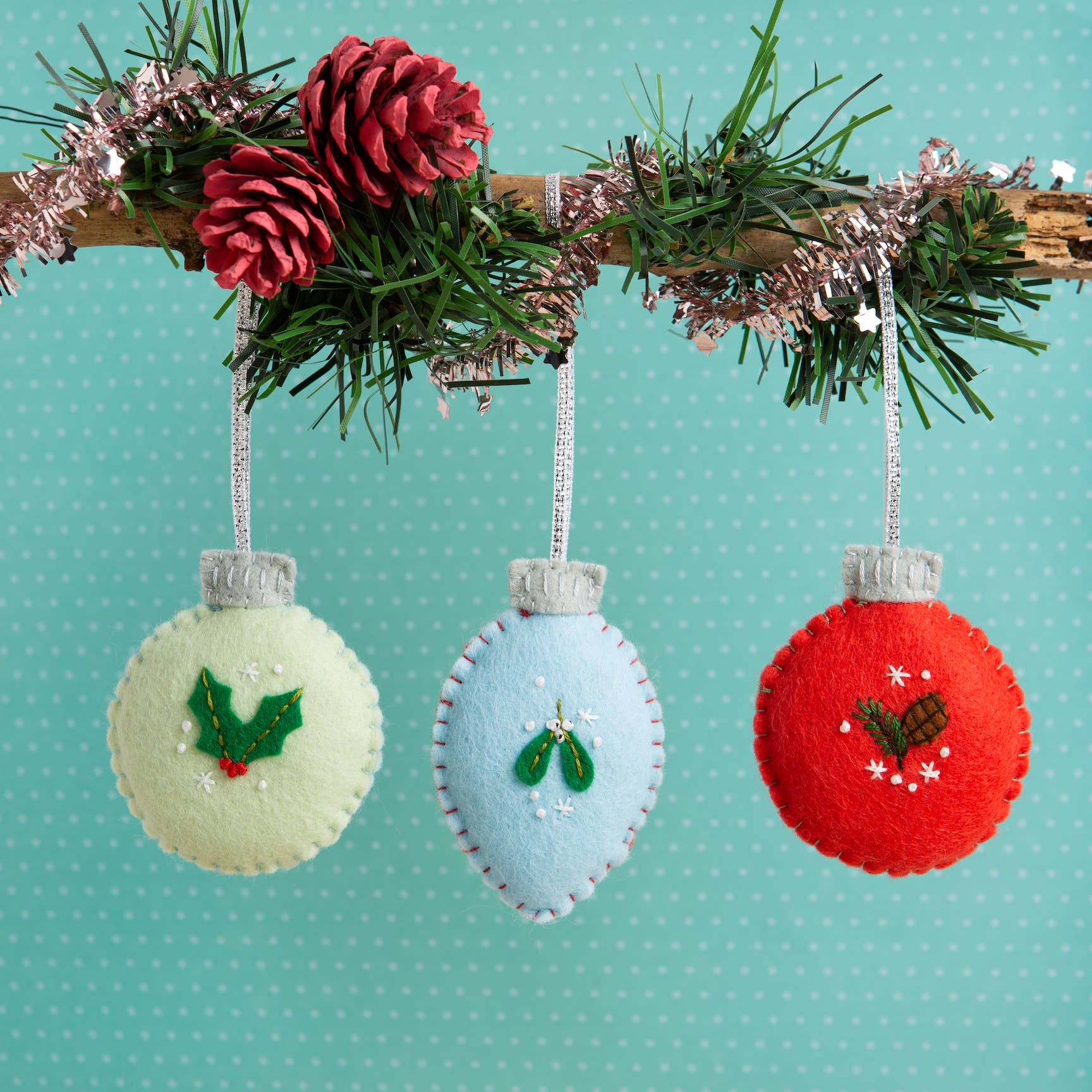 Hawthorn Handmade Christmas Baubles Felt Craft Kit | Christmas Craft Kit